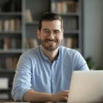 Marc, manager boutique d’accessoires high-tech